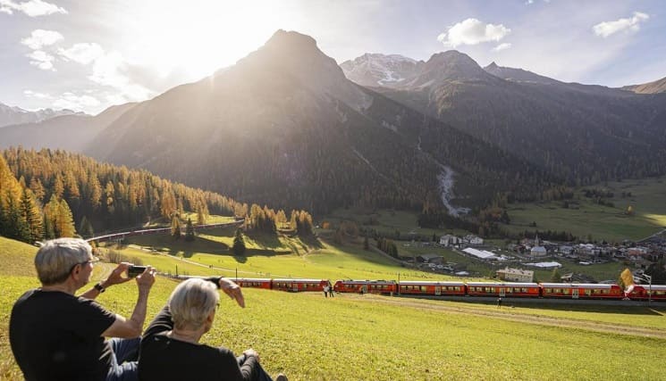 세계에서 가장 긴 여객 열차 기록 경신...무려 2km에 100량 VIDEO: Swiss claim record for world’s longest passenger train with Alpine trip