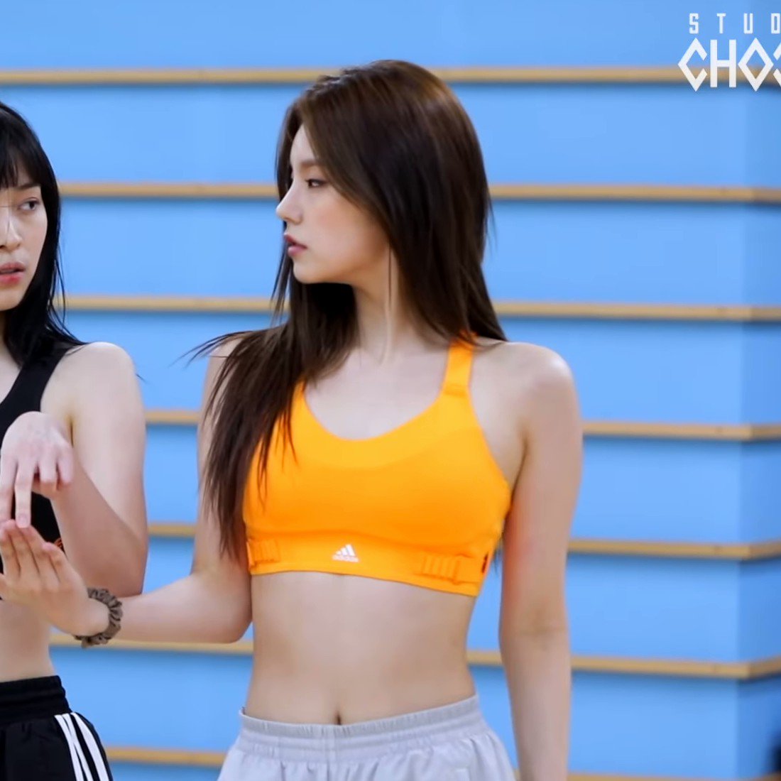  스포츠브라 입고 안무 연습하는 ITZY 예지 류진