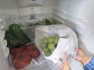 알트태그-종이타월로 감싼 포도 냉장고에 넣기