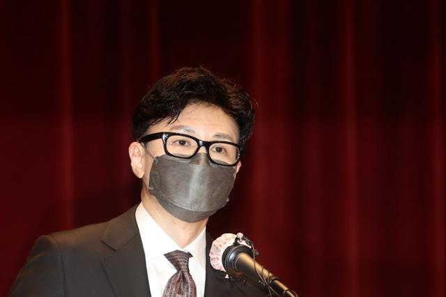  소통령 한동훈 검수완박 대응과 검찰 인사로 색깔 드러낼 듯 17일 법무부 장관 취임 취임날 바로 증권범죄합수단 부활 검수완박 대응 위해 대검 협의 돌입 수뇌부 물갈이 등 '역대급' 인사 전망