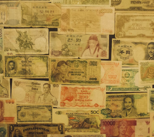 통화 스왑은 국가 간의 외화 대출 계약입니다. 경제적 위험을 줄이고 외환 보유고를 관리하는 데 사용됩니다.