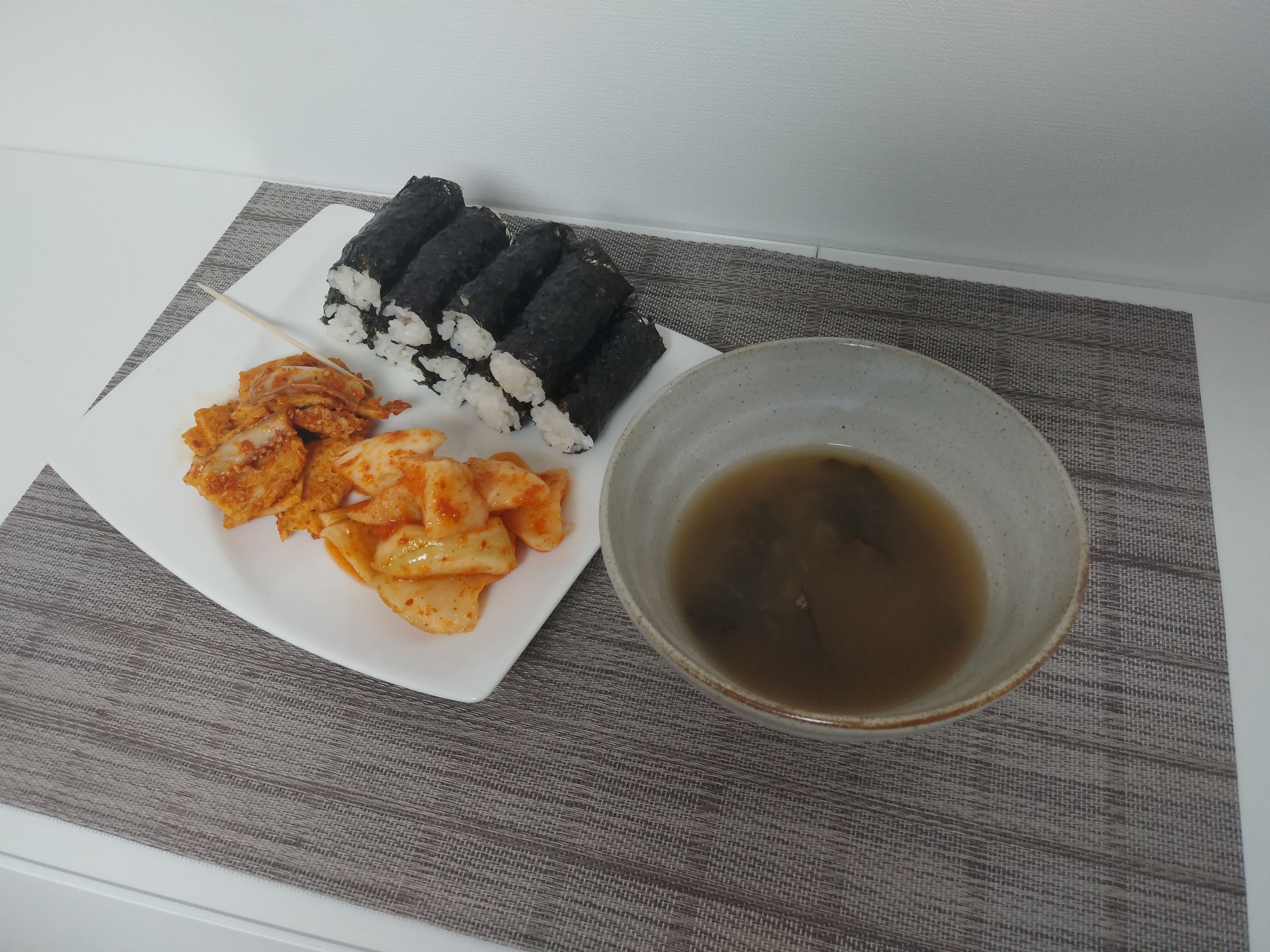  충무김밥 -  섞박지와 오징어 어묵무침 미역된장국