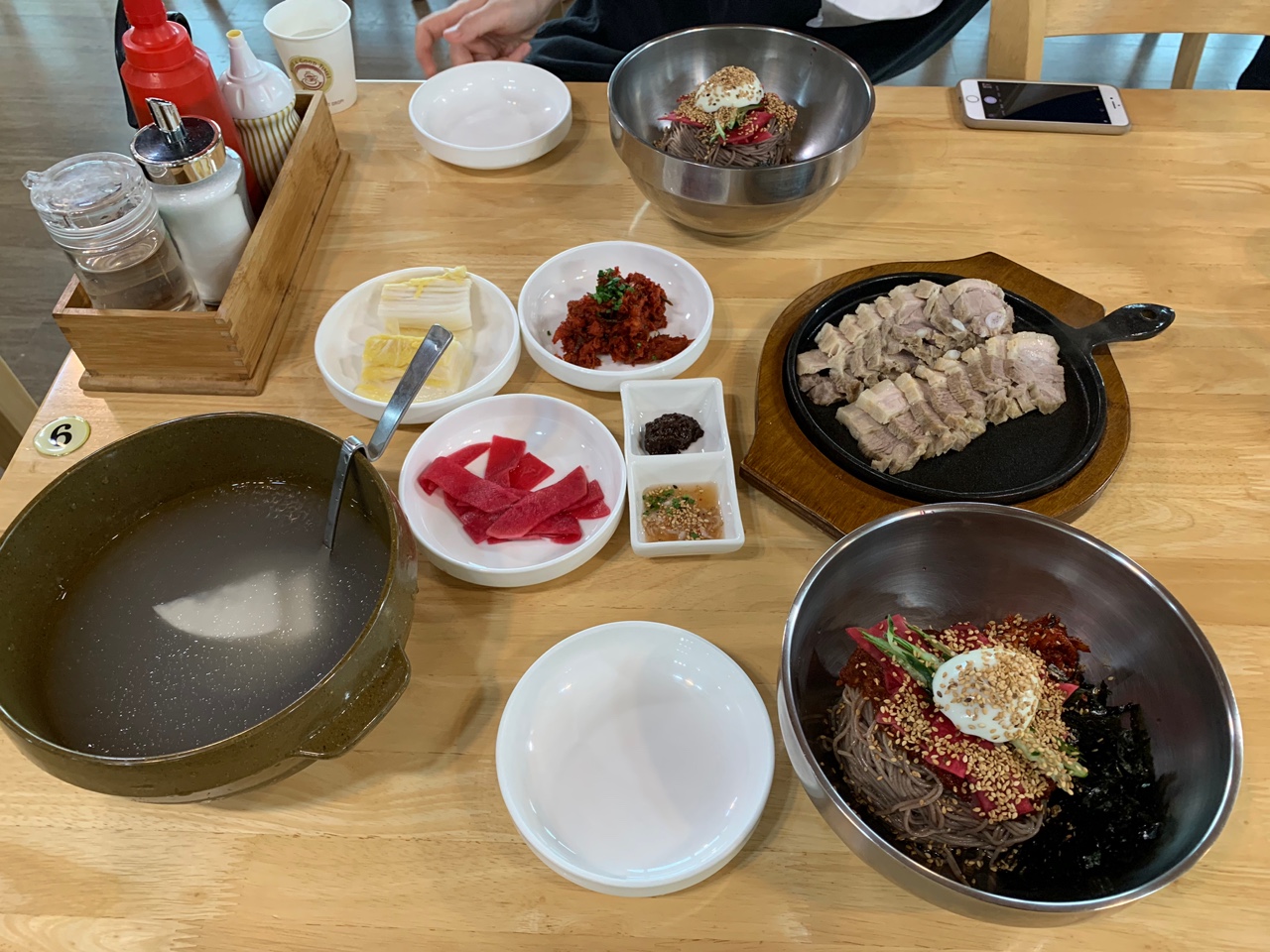 침이고이는-막국수들
