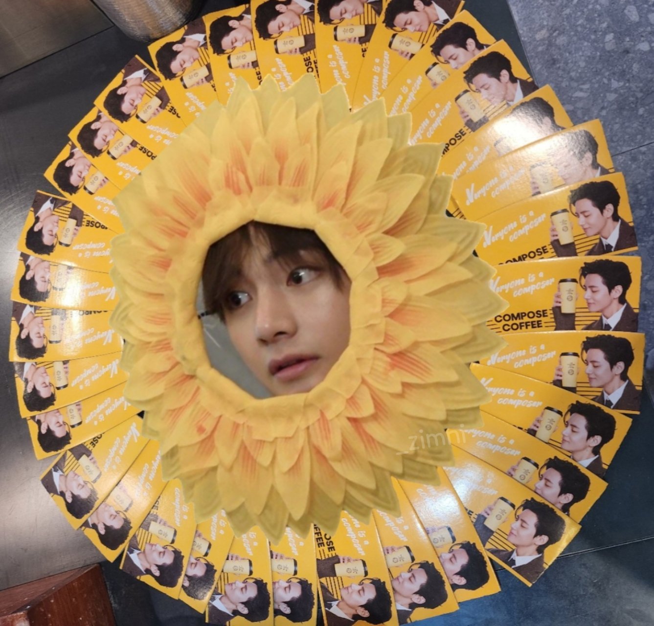 뷔가 직접 사자탈처럼 쓰로 나타난 컵홀더 공예품