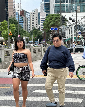 육즙수지와 사진 찍어 주는 서울 오빠 청계천 다리에서