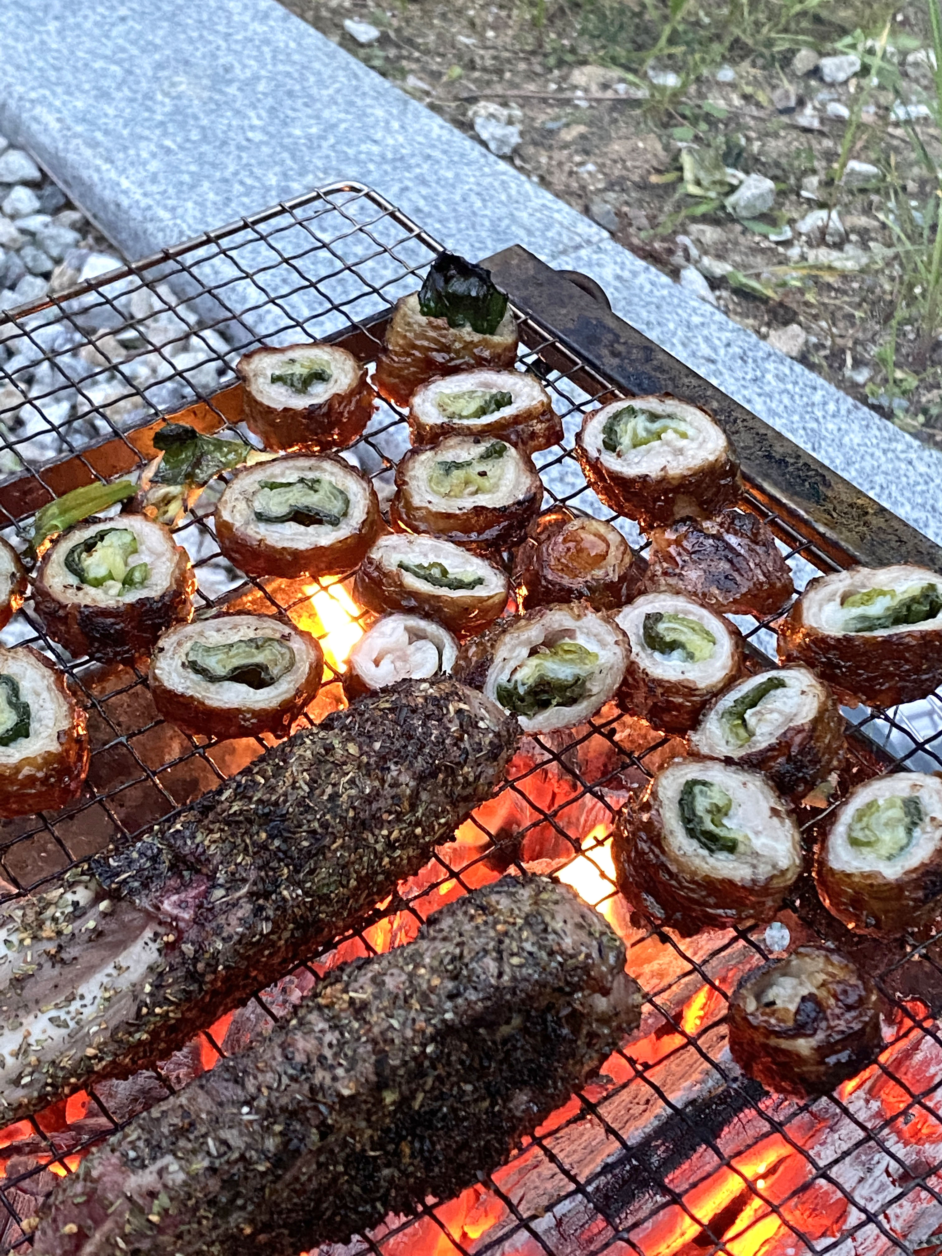 소소막창과 양갈비가 숯불위에 구워지고 있다