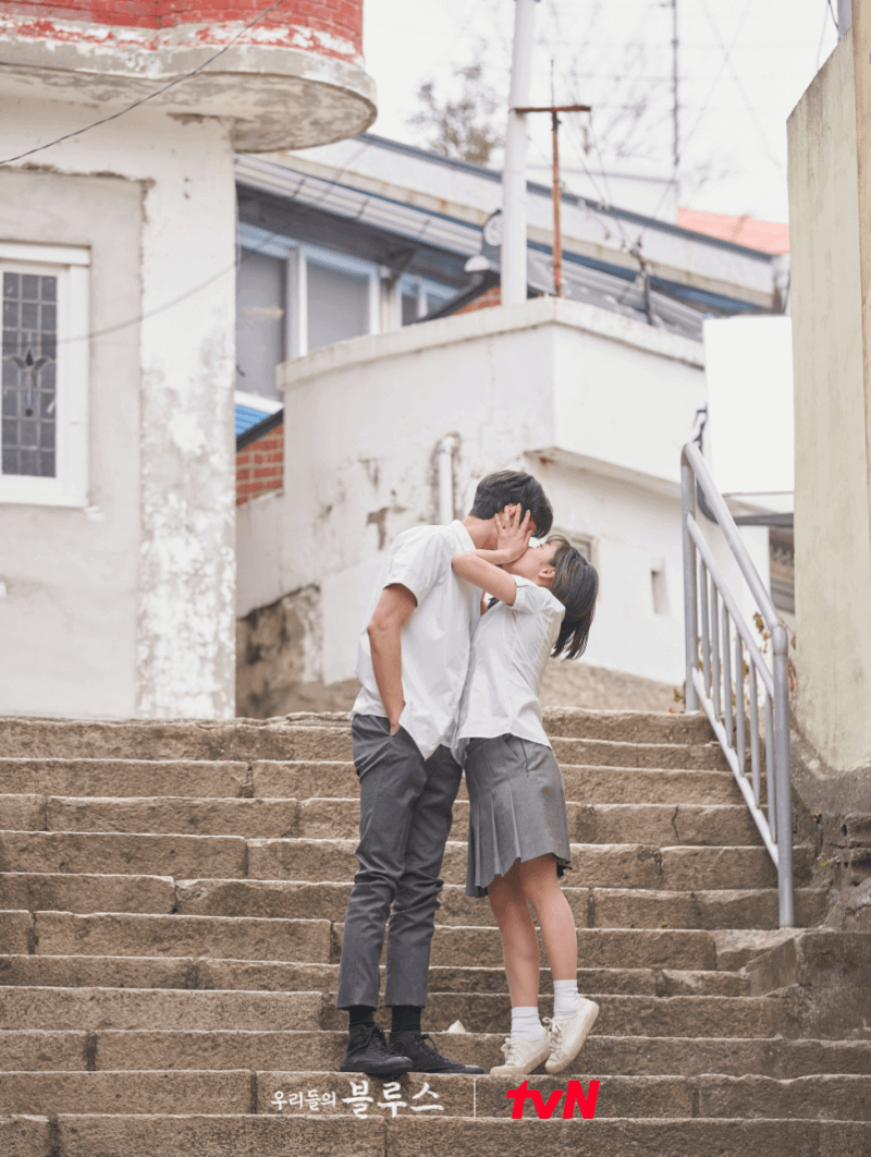 우리들의 블루스는 1-3회 이야기는 한수와 은희의 스토리를 담고 있고 한수와 은희가 고등학교때 목포에서 첫키스하는 장면을 담은 사진이 바로 이 포스터입니다.