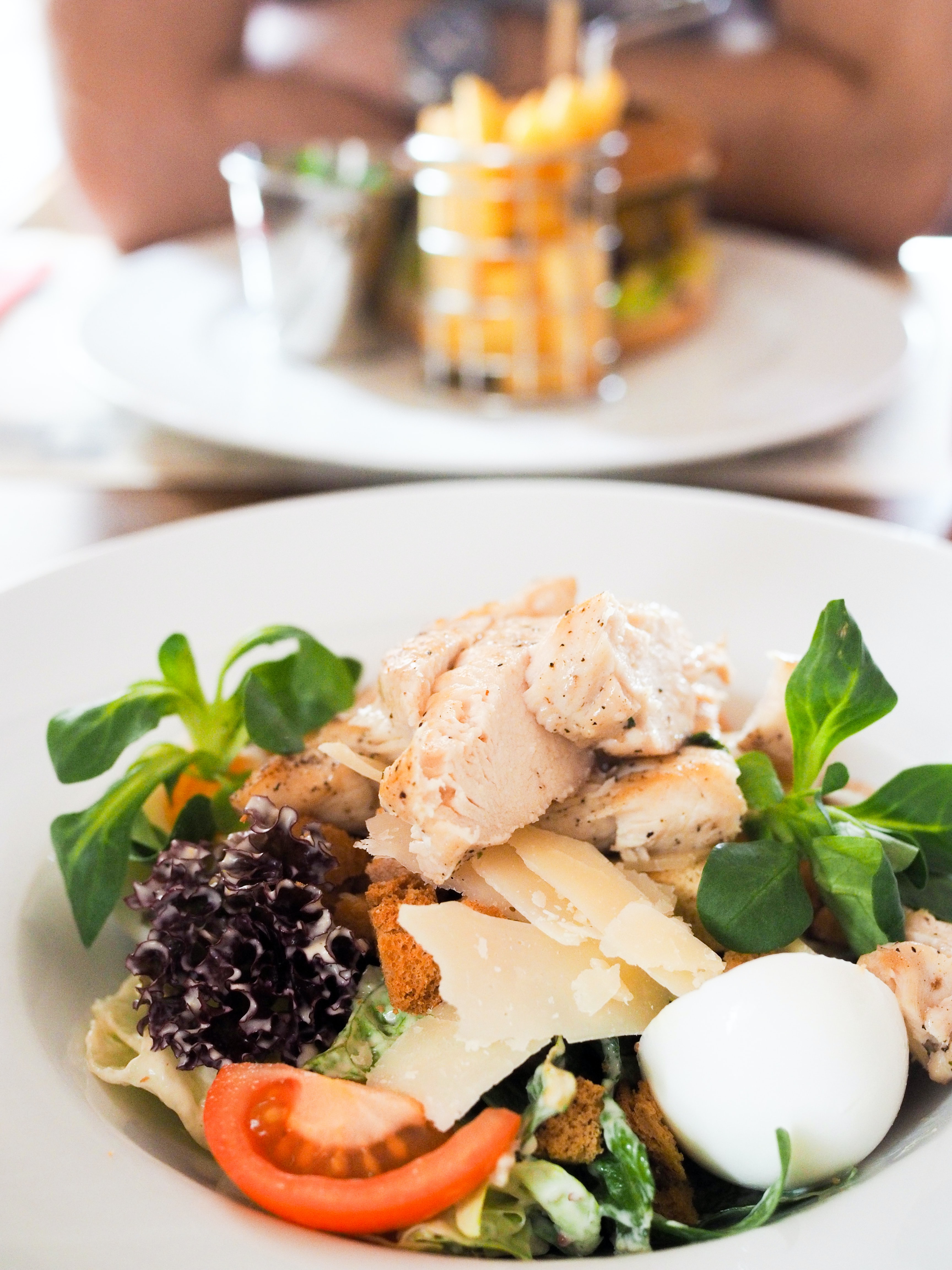  Spicy chicken salad with mixed greens and avocado
