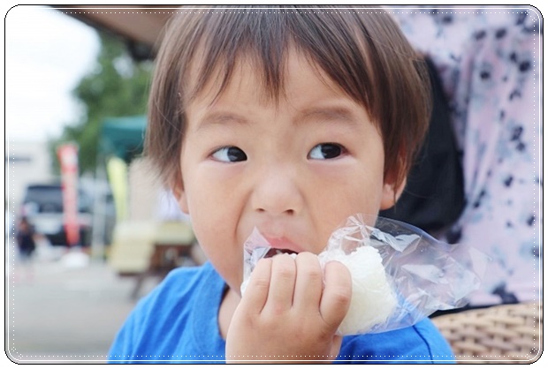 빵을 먹는 아이