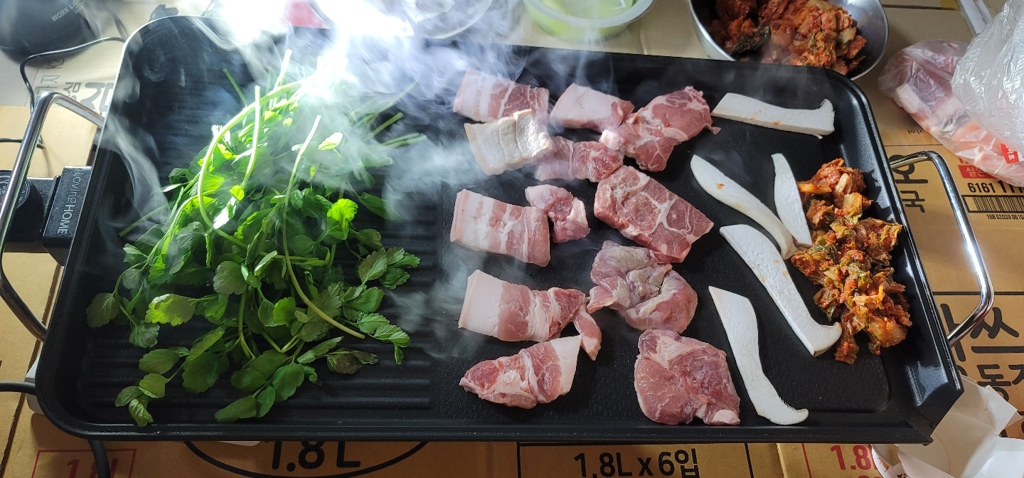  고단한 육아, 베란다에서 미나리 삼겹살 파티로 잠시 내려놓고.