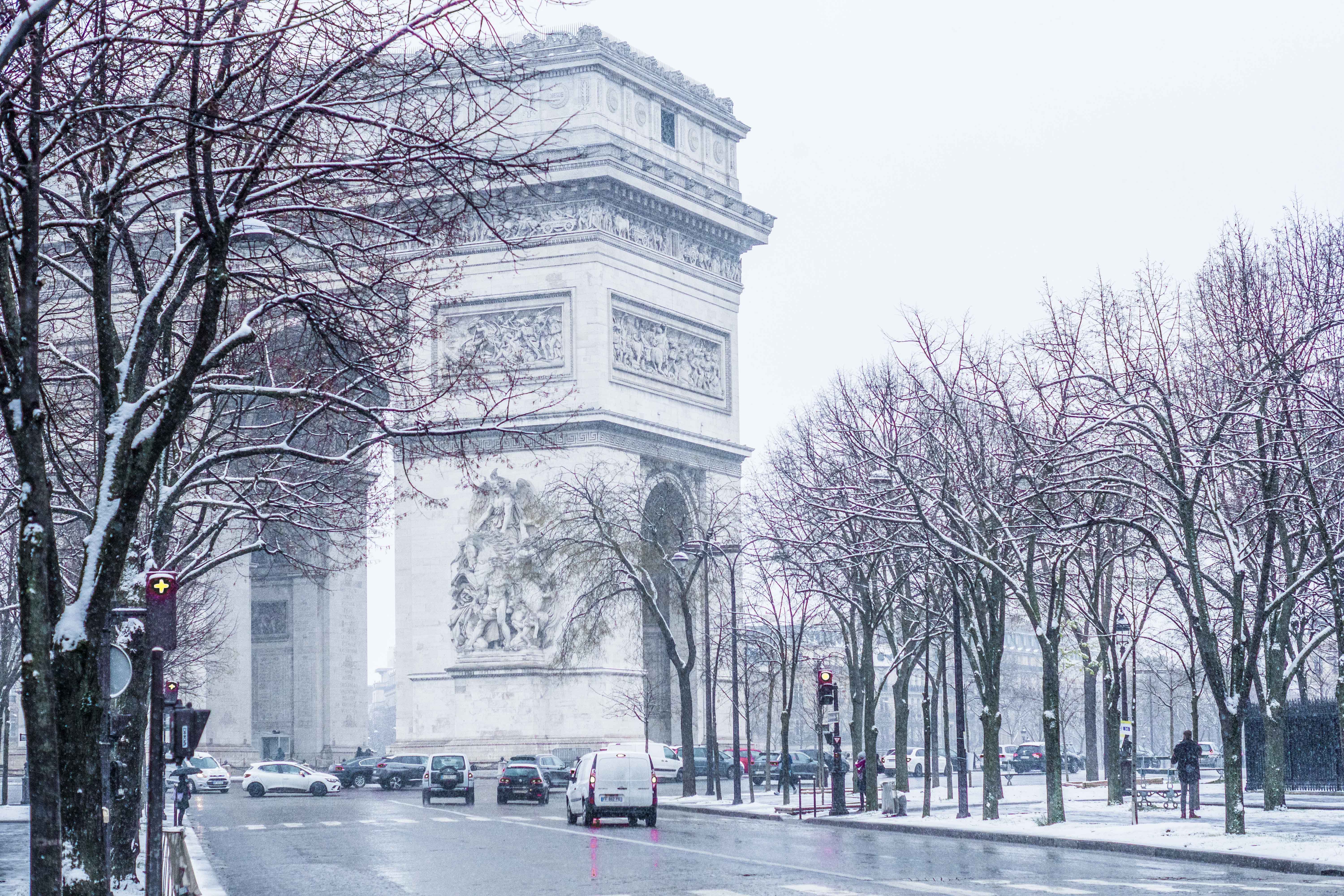 겨울에 눈이 내리는 프랑스의 개선문 모습