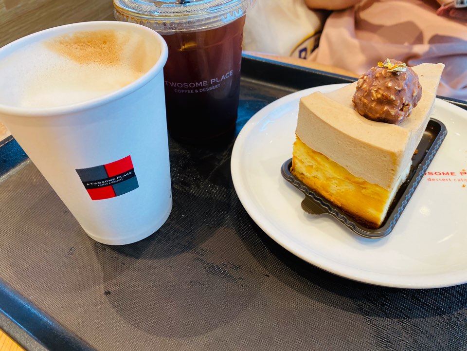  투썸플레이스 헤이즐넛 마스카포네 치즈 케이크 비싼 가격만큼 맛있을까?