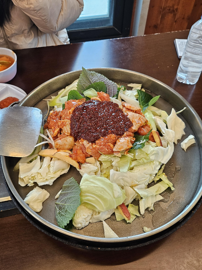 철판에 볶아지는 닭갈비