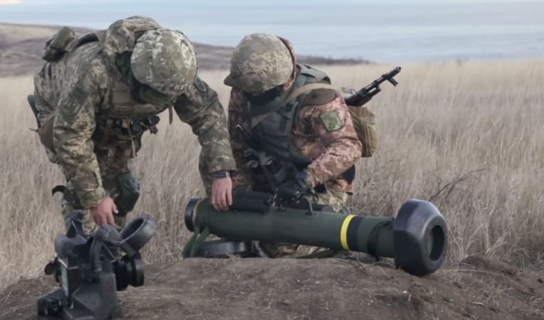 [러시아 vs 우크라이나 워] 상부보호 케이지 설치 러시아 탱크 타격 실험하는 우크라이나 군 VIDEO: Ukrainian troops test Javelin missiles against Russian cage-style tank armour