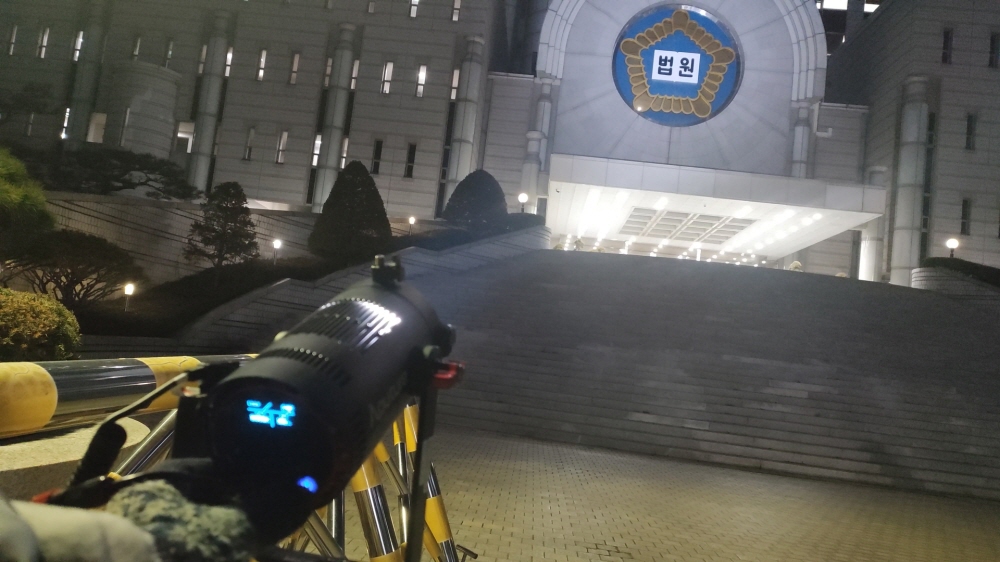  배경에 조명을 치는 이유