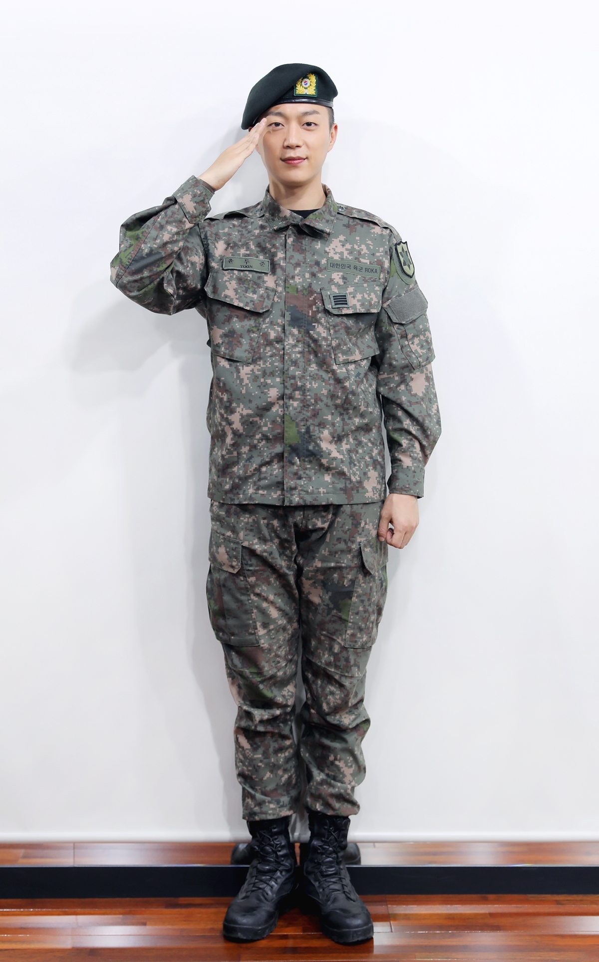  윤두준 전역, '하이라이트 리저 윤두준이 오늘(10일) 제대한다!'