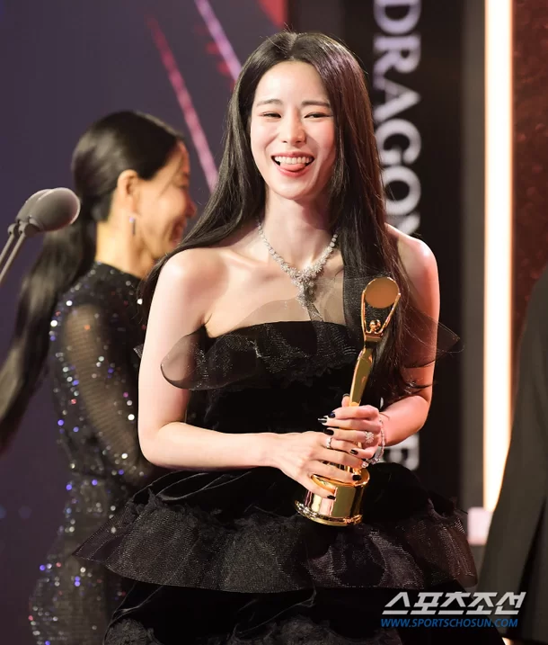  "수고했다 혜교야" 송혜교 대상 '눈물'…'명불허전' 유재석, 男예능인상[청룡시리즈어워즈]