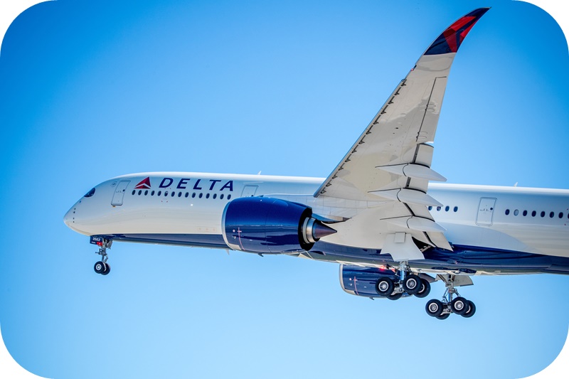 델타항공-에어버스-A350-여객기-푸른-하늘-비행중