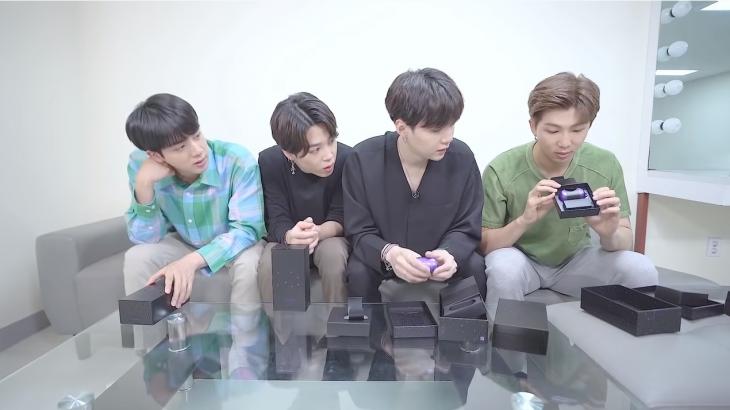  방탄소년단, 삼성 갤럭시 S20 BTS 에디션 언박싱 '포토카드가 응원법 순서대로'