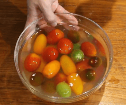 식초를-탄-물에-헹구는-방울토마토