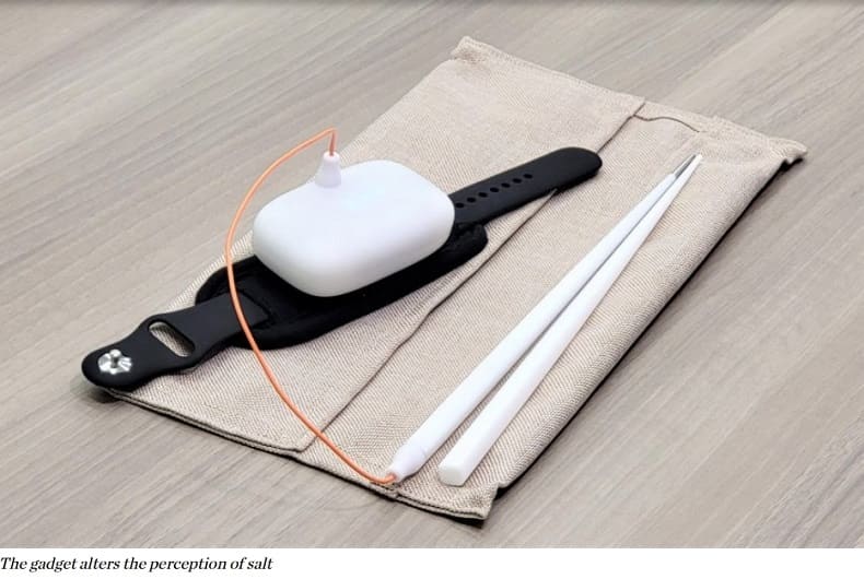 &#39;세계 최초&#39; 소금없이도 짠맛을 더해주는 젓가락 VIDEO: Taste-Adjusting Chopsticks is a wearable device designed to make food taste saltier