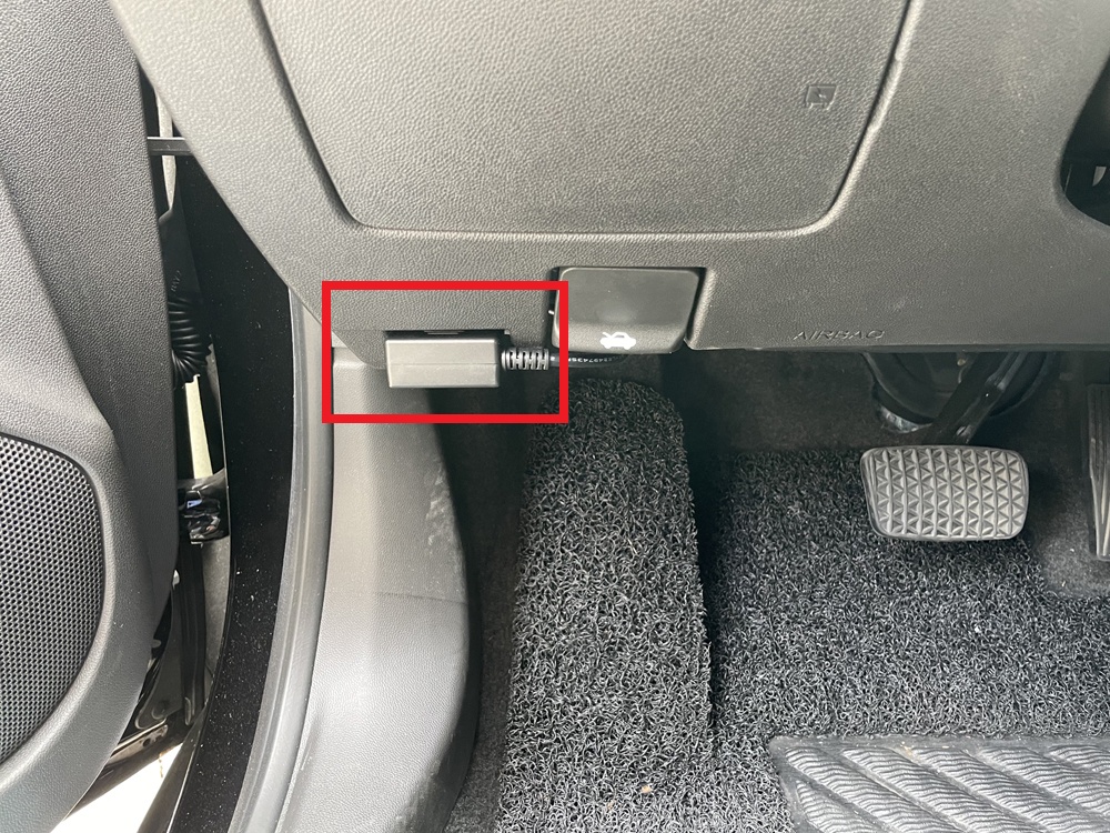 쉐보레 멀티팩 커넥티드 설치하면은 자동차 ODB 단자에 연결되고 안쪽에 숨겨 놓습니다.