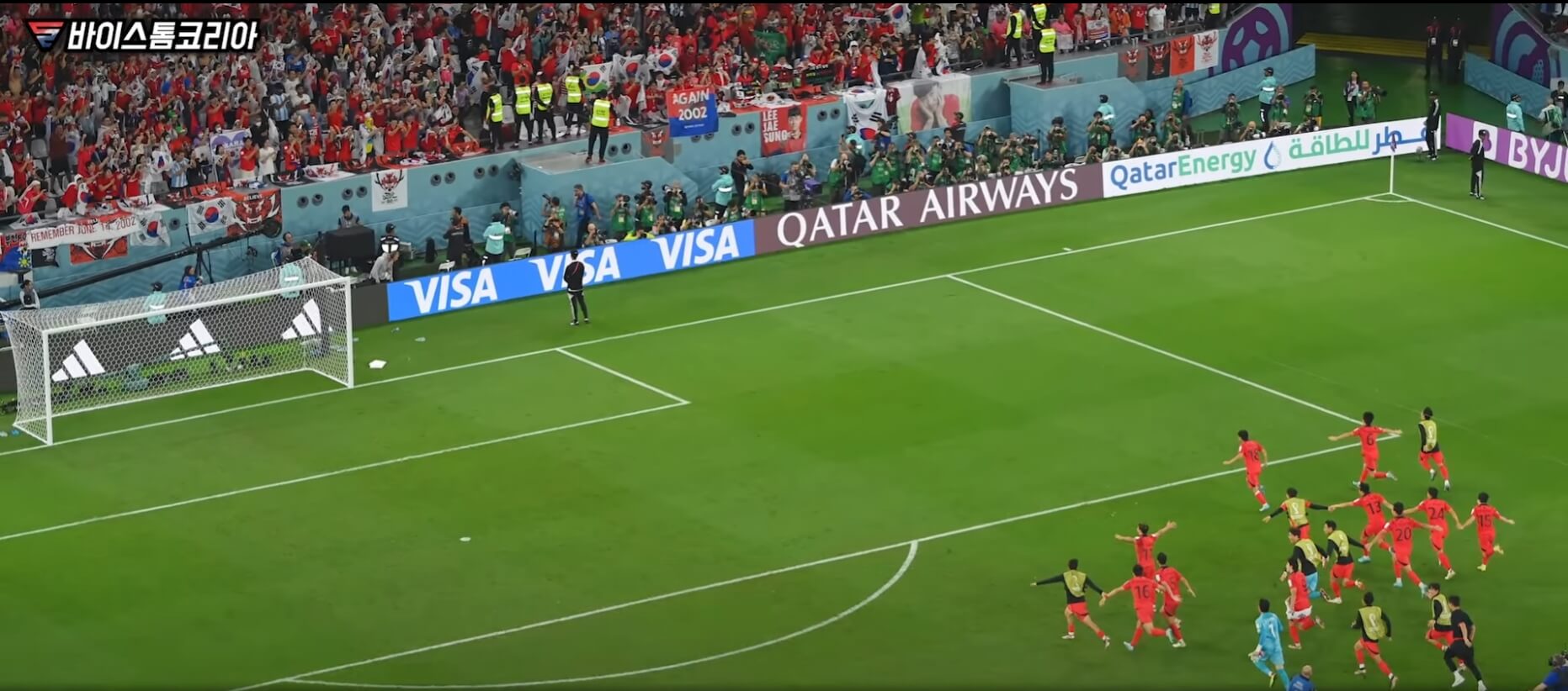 승리가 확정된 후 한국 응원단쪽으로 달려가는 선수들 (출처 : 유튜브&#44; 바이스톰코리아) - 이 장면이 참 아름답습니다.