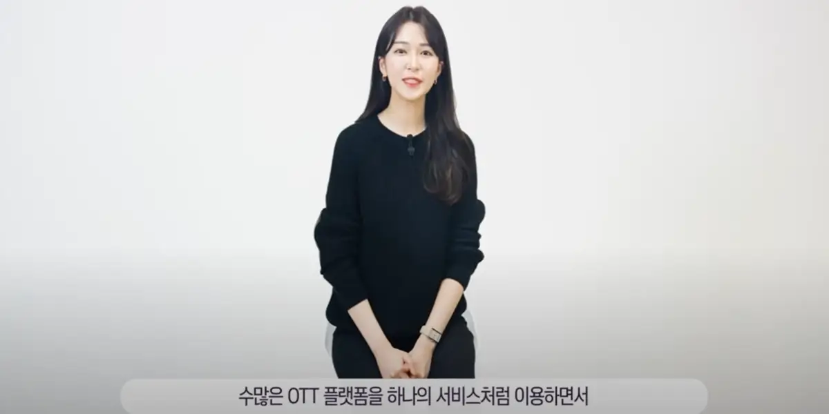 1 흰색 배경에 검은색 옷-사진