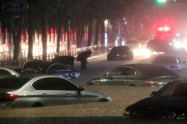 22년 8월 8일 하룻밤에 422mm 폭우 때 강남구에서 잠긴 차량들(출처-한국일보 2022.8.9)