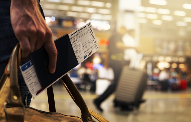 여권과 비행기표를 들고 공항에 있는 사진