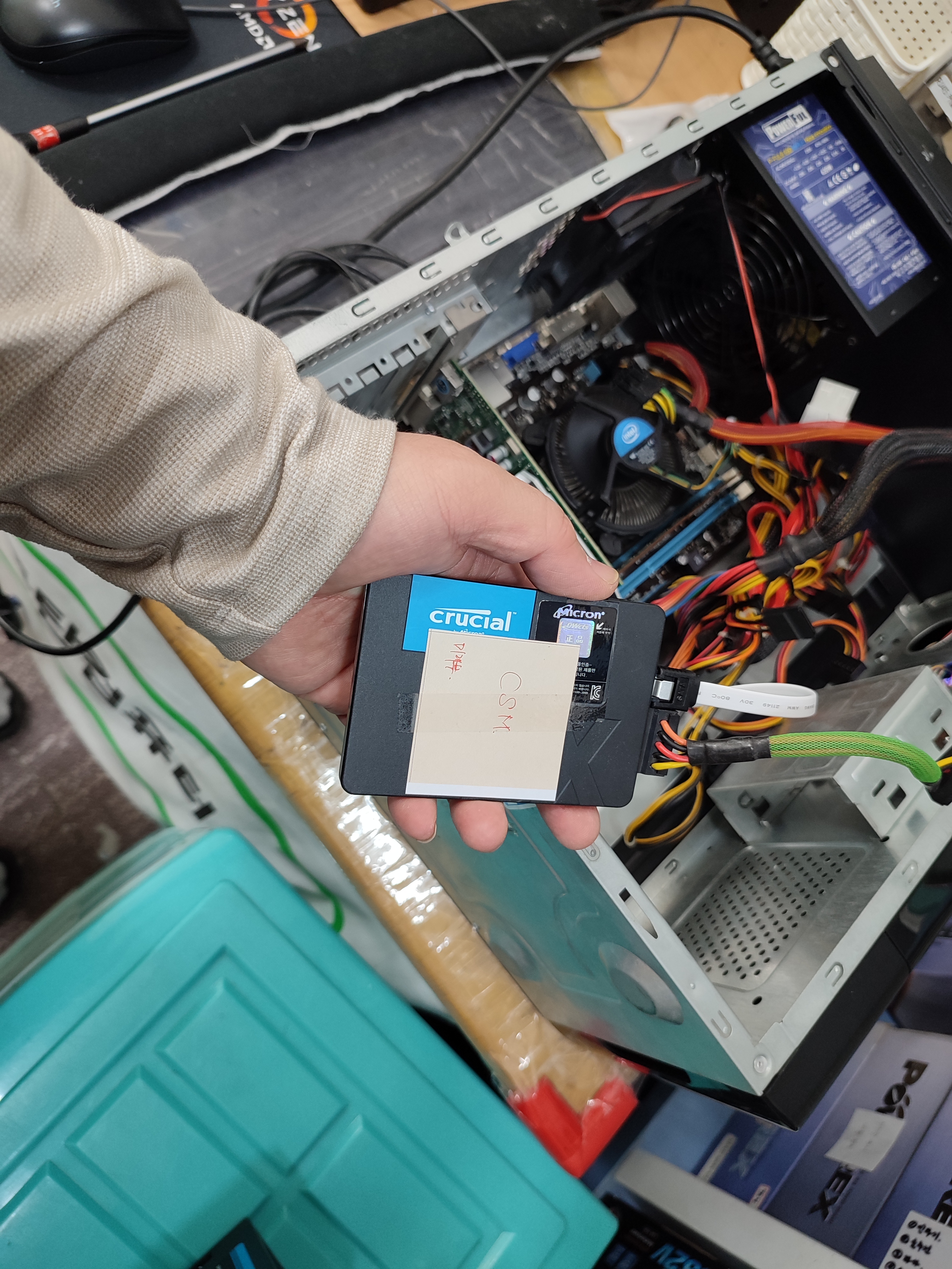 손님 컴퓨터에 제 테스트용 SSD를 연결해서 부팅을 시켜봅니다.