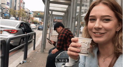  서.양 존예녀가 안.경잡이 오.덕.후를 쳐다보는 리..얼한 표정
