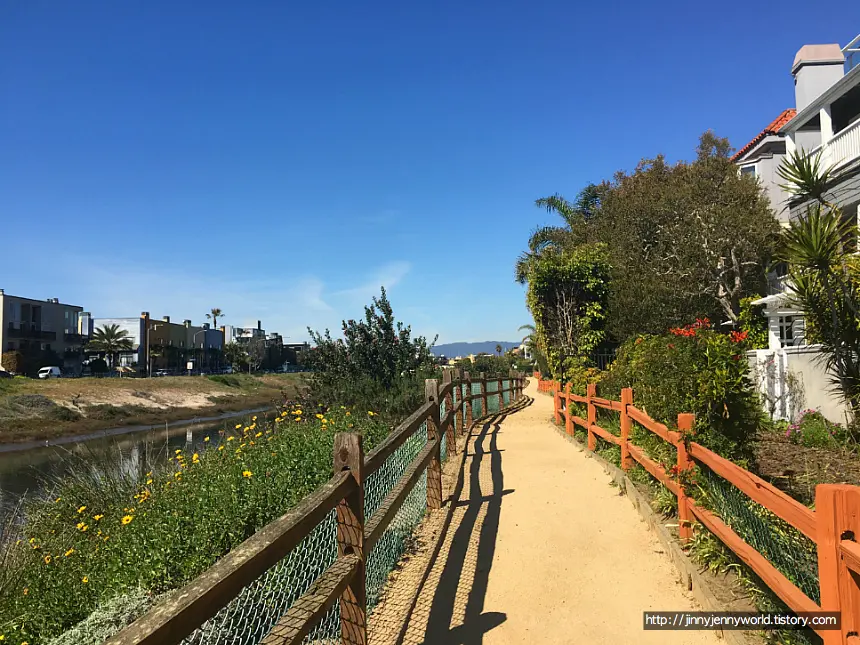 발로나 라군(Ballona Lagoon) 산책로 풍경