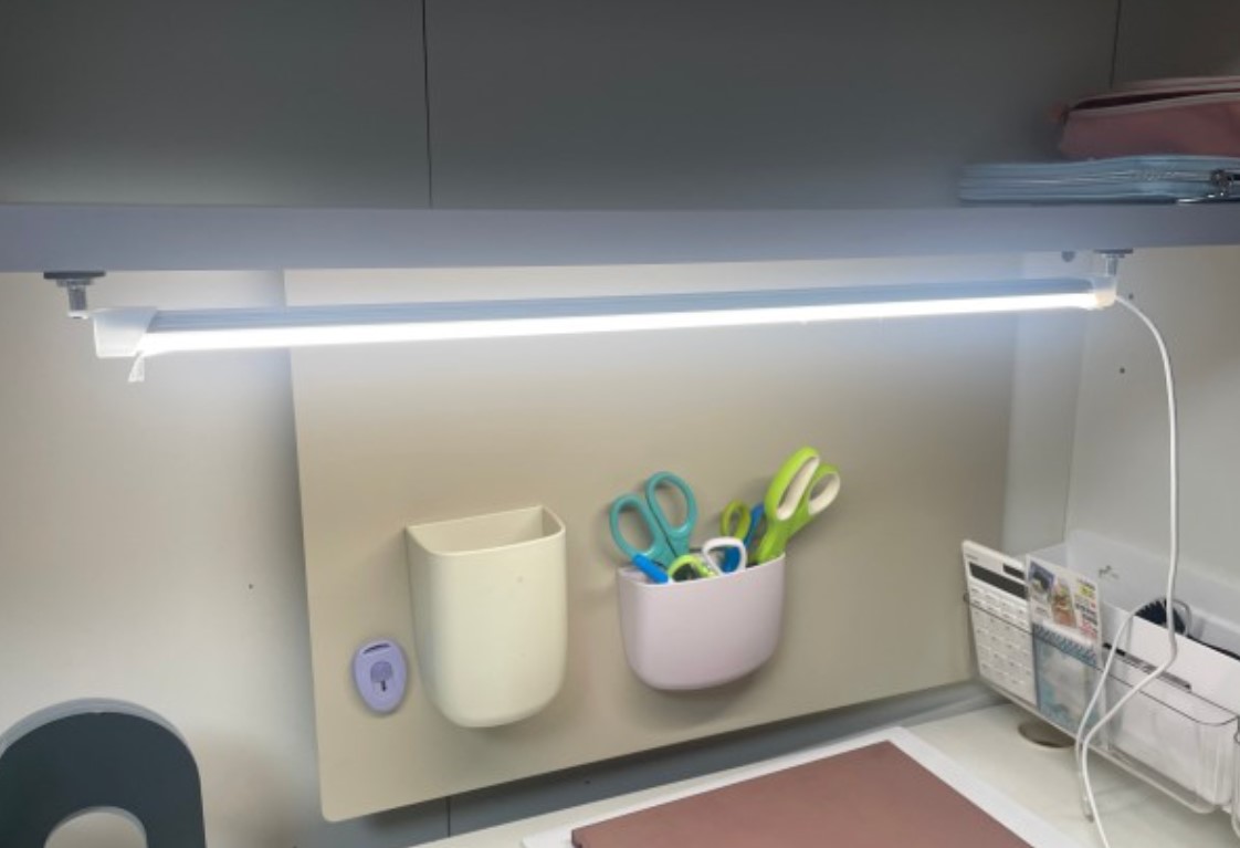  책상 싱크대 침대에 간단히 붙여서 사용하는 다용도 LED 전등.. 정말 좋네요