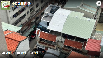 이게 가능한가 주택 옥상에 주차된 승합차 2대 모두 눈을 의심했다