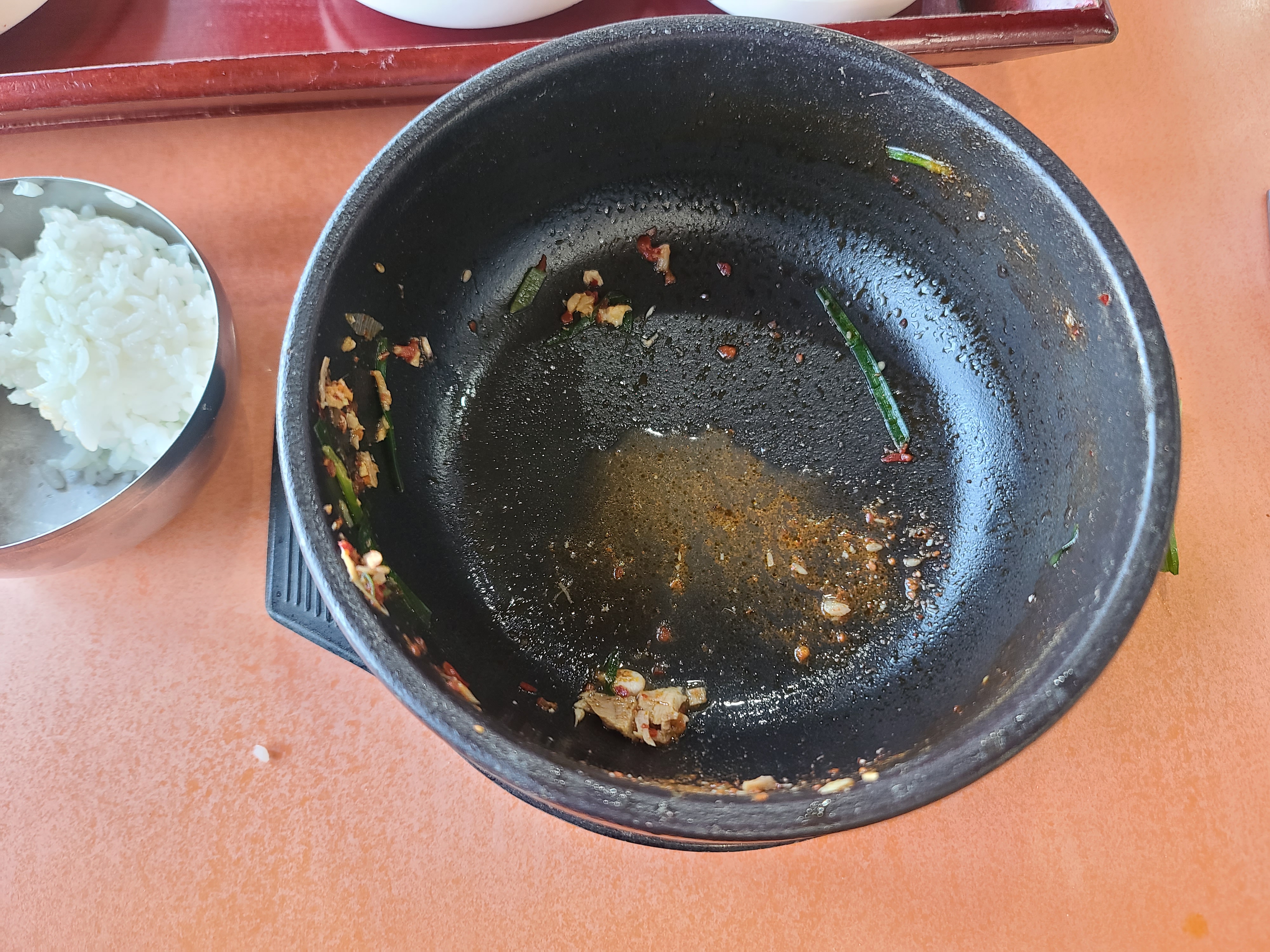 보글보글 끓고있던 국밥은 어디로 가고 텅 빈 뚝배기만 남았을까요?