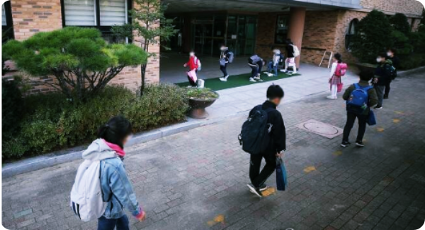  다음 달 1일부터 1.5단계 격상 지역 학교 등교 인원 2/3 이하로