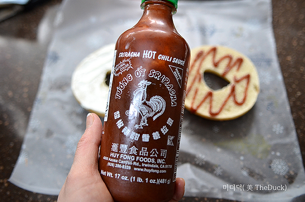 크림치즈와 스리라차소스 뿌려요