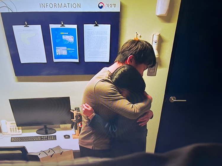 엄동한을 찾아온 이향래가 당직실에서 서로의 마음을 확인하고 포옹하는 사진