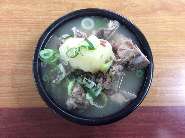  술친구겸 해장국, 감자탕(Pork Back-bone Stew)