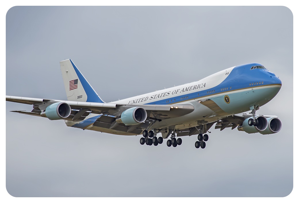 미국 대통령 전용기 &#39;에어포스원&#39; VC-25이 착륙하고 있는 모습을 찍은 사진