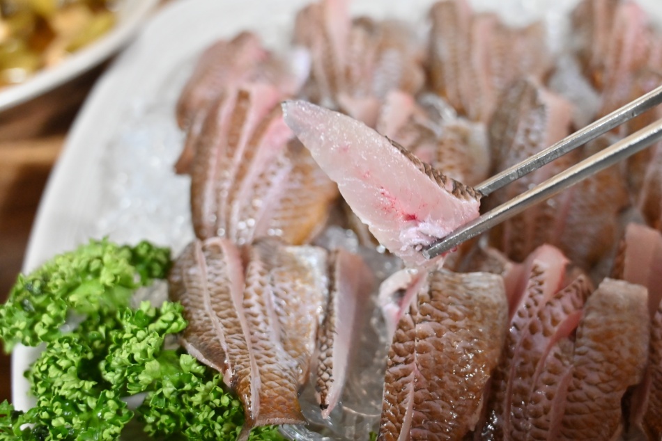 자리돔회 접시 요즘 먹기 좋은 회 spring-sashimi-damselfish