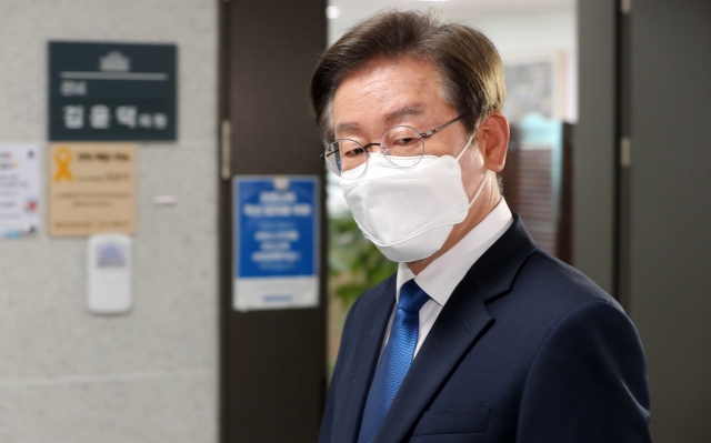  첫 출근 40분 지각한 이재명 수도권 서부 교통난이 6·1 국회의원 보궐선거에서 당선돼 ‘초선’ 국회의원이 된 이재명 더불어민주당 의원 대중교통 이용했어야 일찍 출발했어야