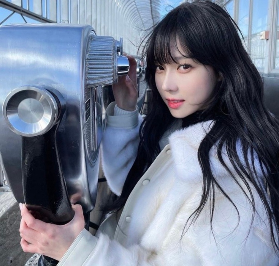 확신의 흑발파 팬들 마저 돌릴거 같은 이번에 금발 생머리 진짜 찰떡으로 소화한 아이돌 | 인스티즈