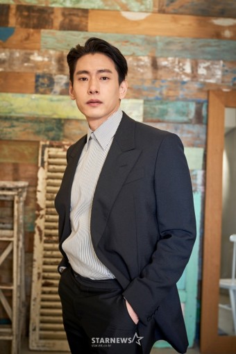 전쟁 중 유태오는 과거 결혼해 니키리와 아이를 낳았다. 44