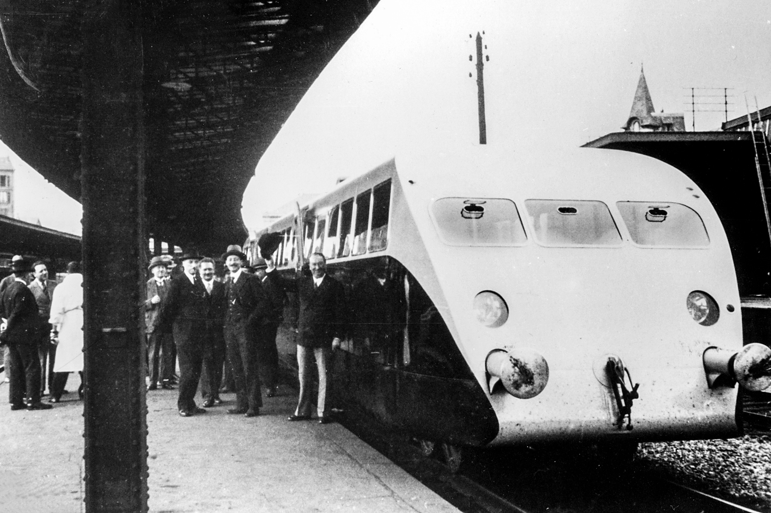 이런 상황은 자동차와 버스의 등장으로 더욱 악화되었고&#44; 프랑스 철도 여행은 현대화가 시급한 상황이었다. 에토레 부가티의 선구적인 &#39;Royale&#39; 기차는 이런 상황을 극복하고 프랑스 철도를 새로운 시대로 이끌었다.