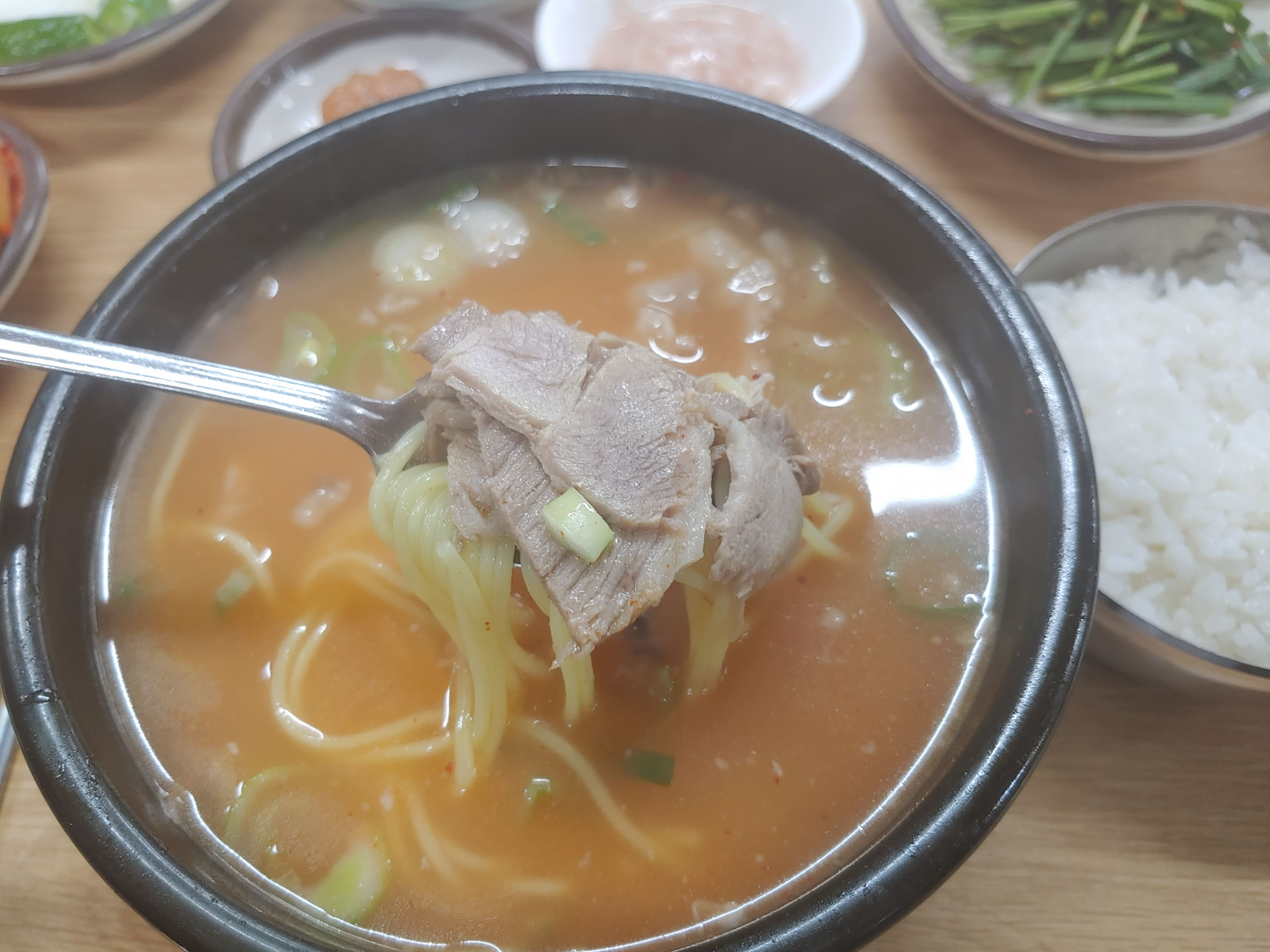  서면 포항 돼지국밥!( 고만고만한 맛 )