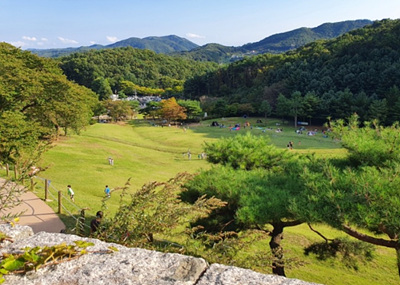 상당산성 내 잔디밭 사진