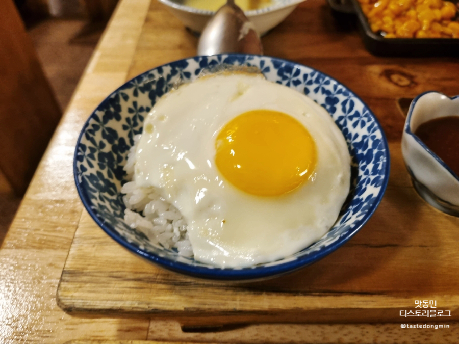 계란밥이 그릇에 담겨있다.