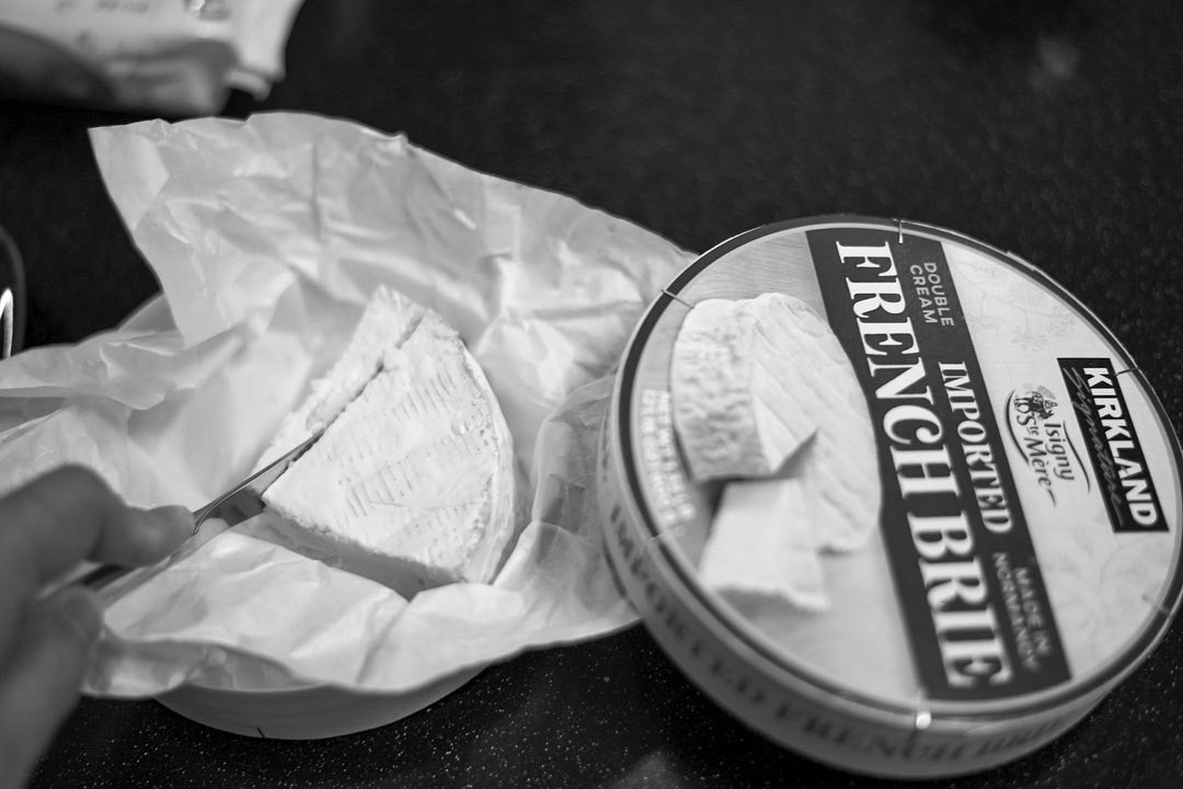  코스트코 프렌치 브리치즈. French Brie cheese with wine.